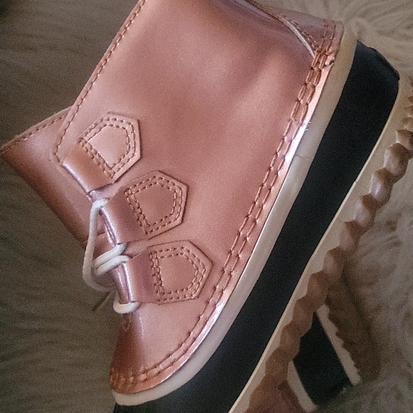 Sorel Women's Black and Tan Winter Boots - Picture 7 of 9